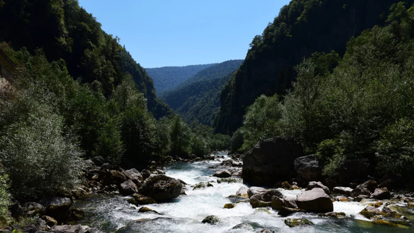 Спасатели начали поиски четырёхлетнего ребенка, упавшего в горную реку Абхазии