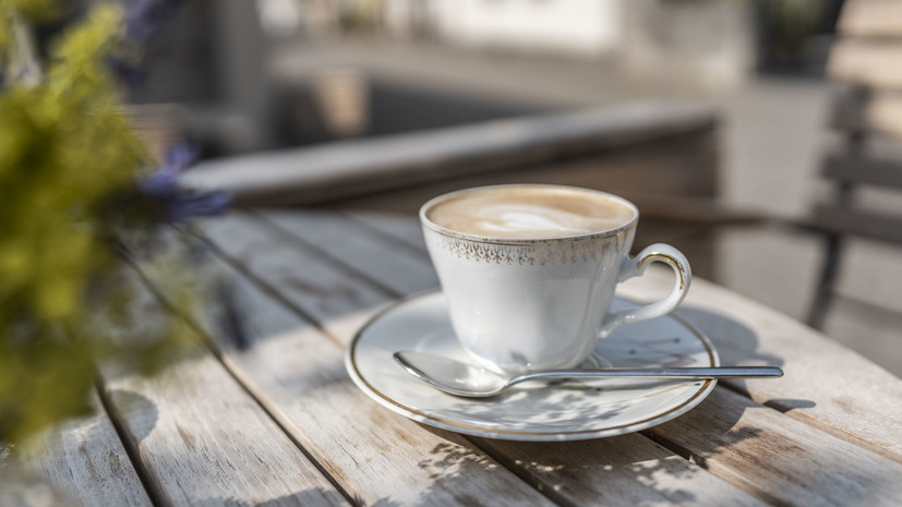 Диетолог Гинзбург посоветовал людям с болезнями сердца не пить кофе в жару