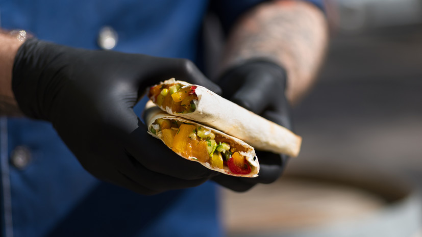 Диетолог Мухина посоветовала не покупать шаурму на открытых уличных площадках