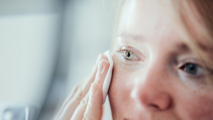 Дерматолог Лапина предупредила о последствиях сна без предварительного очищения кожи