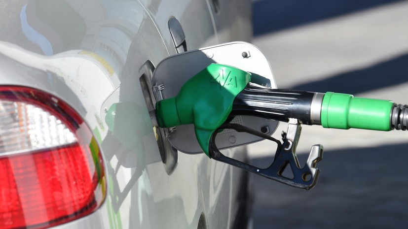 На разных скоростях: оптовые цены на бензин в России обновили рекорд на фоне стабильной ситуации в рознице