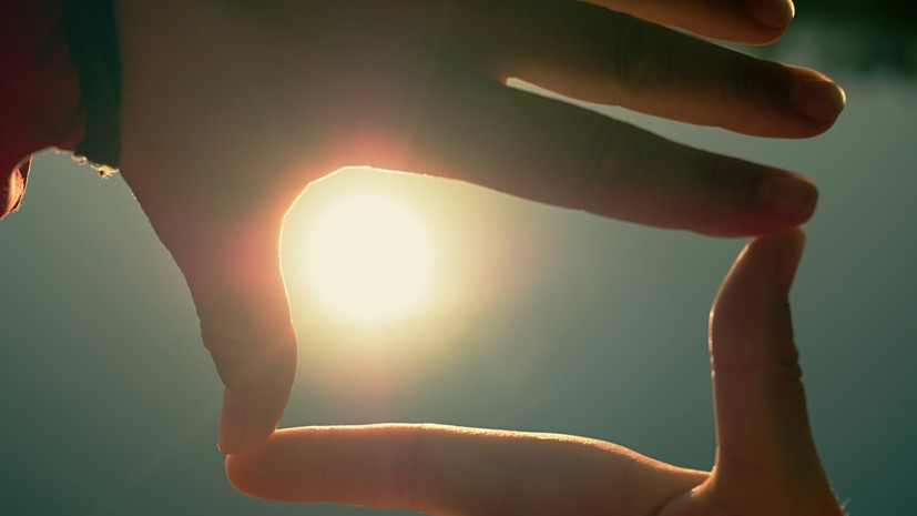 Врач Хомяков объяснил, почему вредно смотреть на солнце