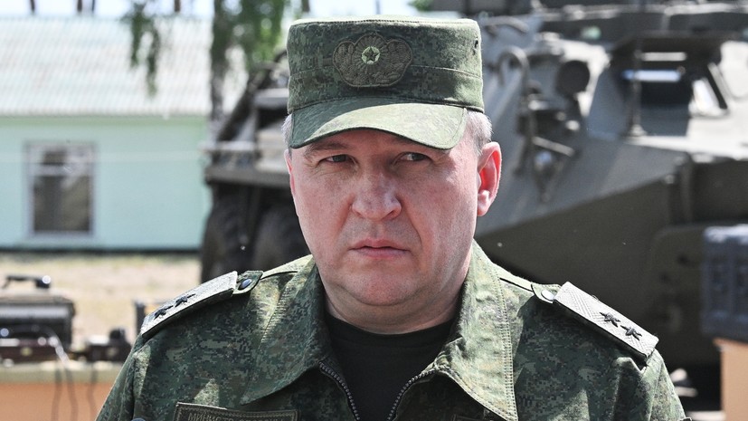 Министр обороны Белоруссии пришёл на встречу с Лукашенко с копией первой ядерной бомбы