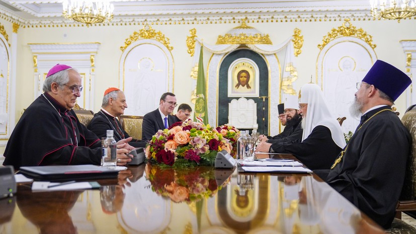Патриарх Кирилл провёл встречу с посланником Папы Римского Дзуппи