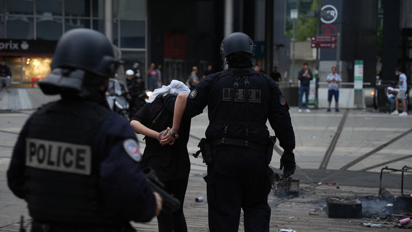 Во Франции допустили введение режима ЧП на фоне беспорядков