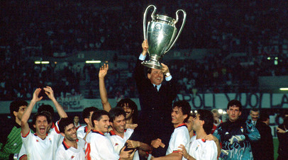Сильвио Берлускони поднимает трофей Кубка европейских чемпионов (бывшее название Лиги чемпионов) в 1990 году