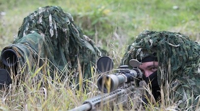 Снайпер и наблюдатель-корректировщик ВС РФ в средствах маскировки