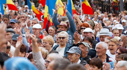 Протестующие перед зданием администрации президента Молдавии с требованием прекратить давление на оппозицию