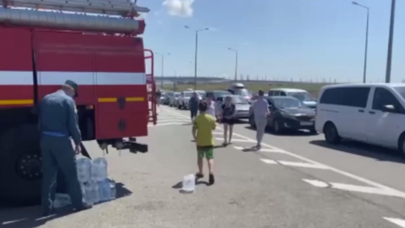 «Сам досмотр прошли за десять минут»: как продвигается автомобильная очередь к Крымскому мосту