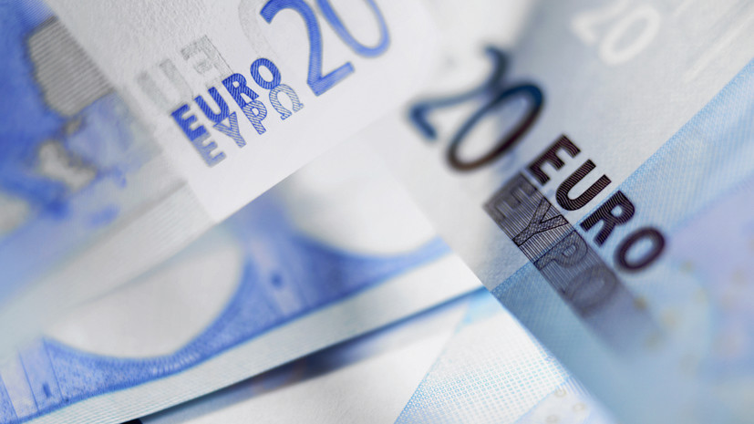 Экономист Остапкович рассказал о причинах повышения курса евро до 98 рублей