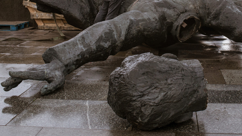 Шесть памятников советским солдатам демонтировали на Западной Украине