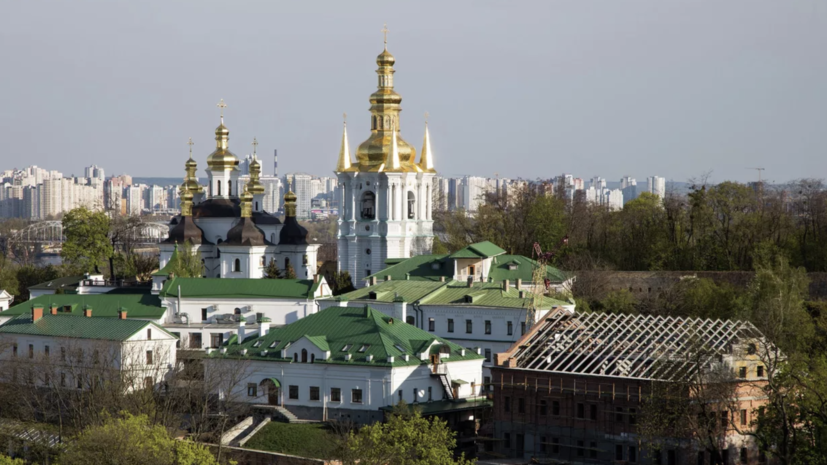 Полиция силой оттеснила прихожан от корпусов монастыря в Киево-Печерской лавре