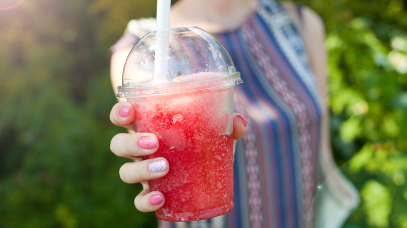 Невролог Данилов: напитки со льдом приносят лишь временное облегчение в жару