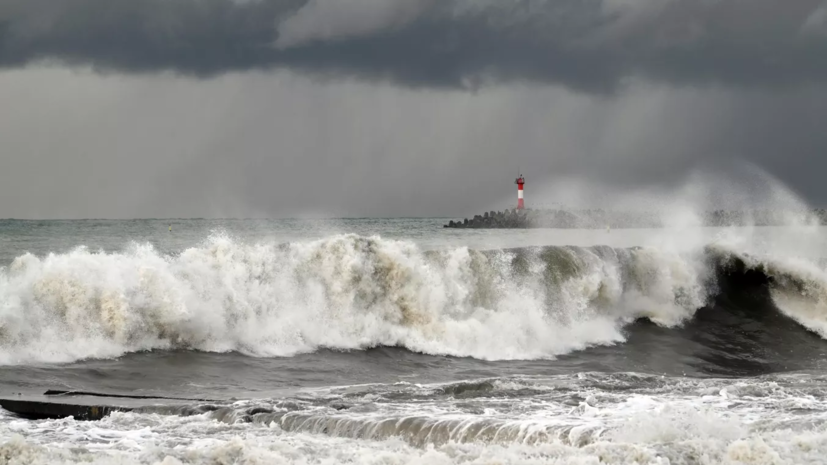 В Сочи запретили купание в море из-за штормового предупреждения