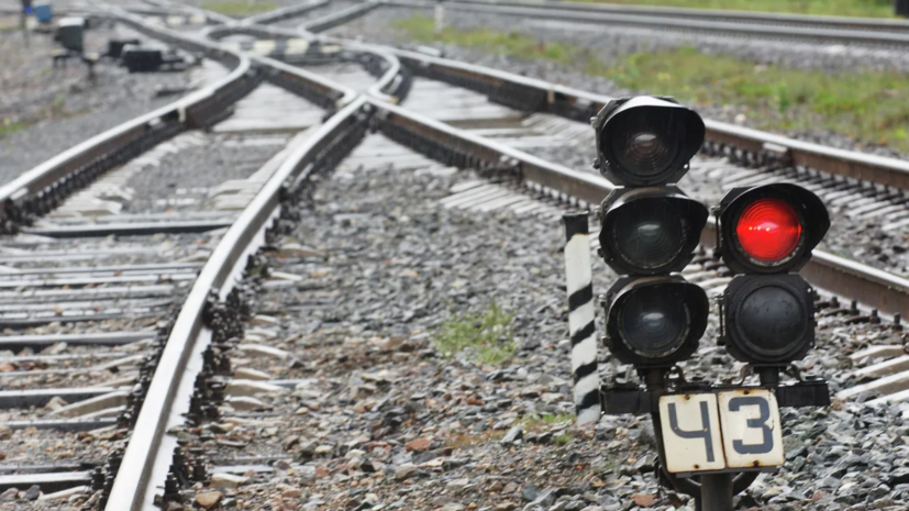 В Абхазии временно приостановили движение поездов из-за размыва ж/д путей