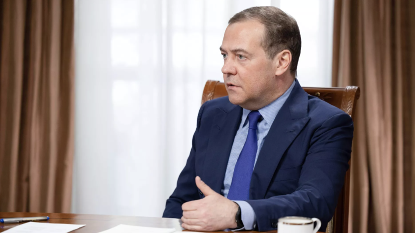 Медведев: ВС России пора расчехлять арсеналы с кассетными боеприпасами