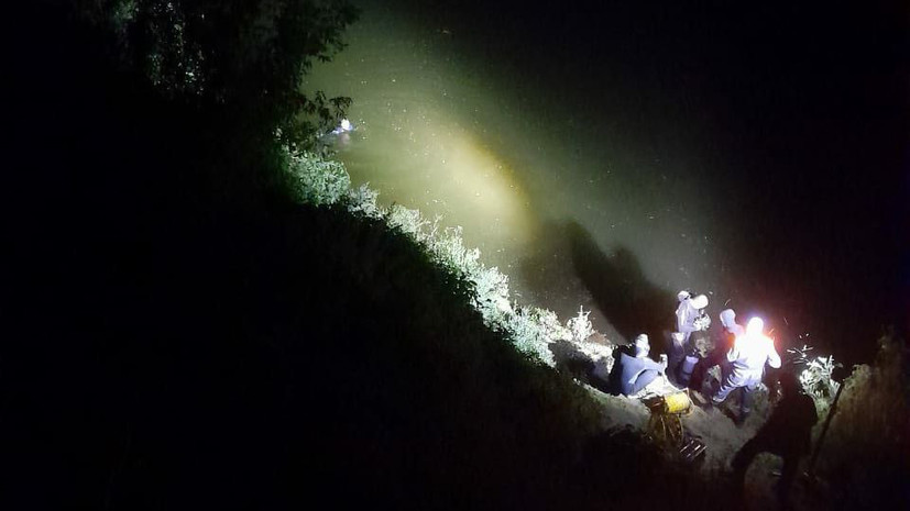В Татарстане спасатели достали из реки автомобиль с двумя погибшими