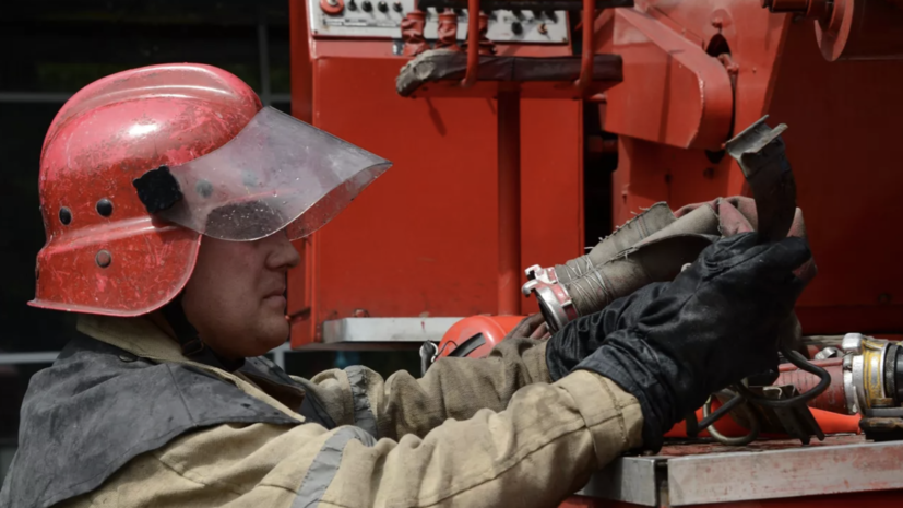 Эвакуированных из горящего дома в Омске жителей временно разместят в школе