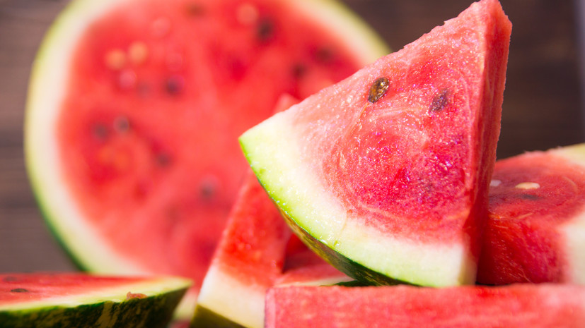 Диетолог Павлюк рекомендовала употреблять не больше 600 граммов арбуза в день