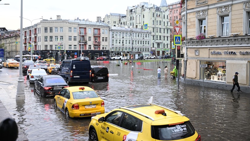 РИА Новости: в результате непогоды в Москве повреждено 15 автомобилей