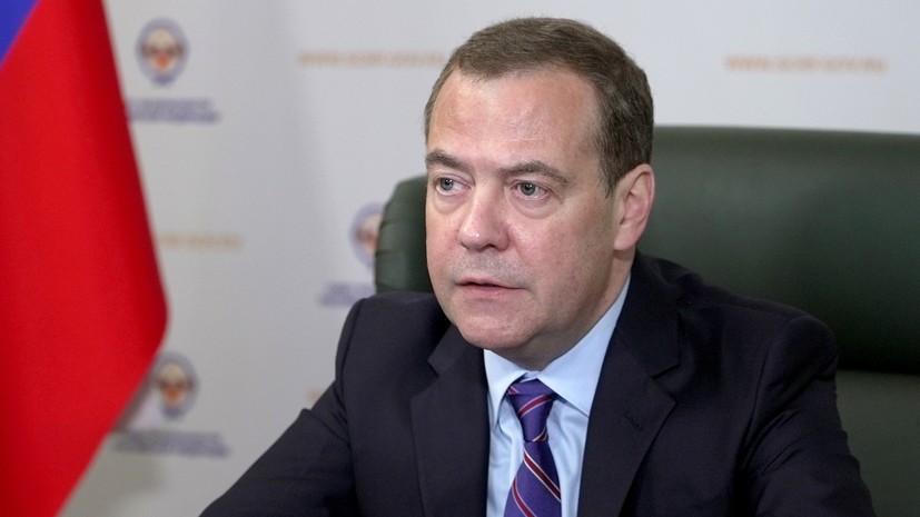 Медведев: у предприятий ОПК не всегда есть кадры для выполнения заказов