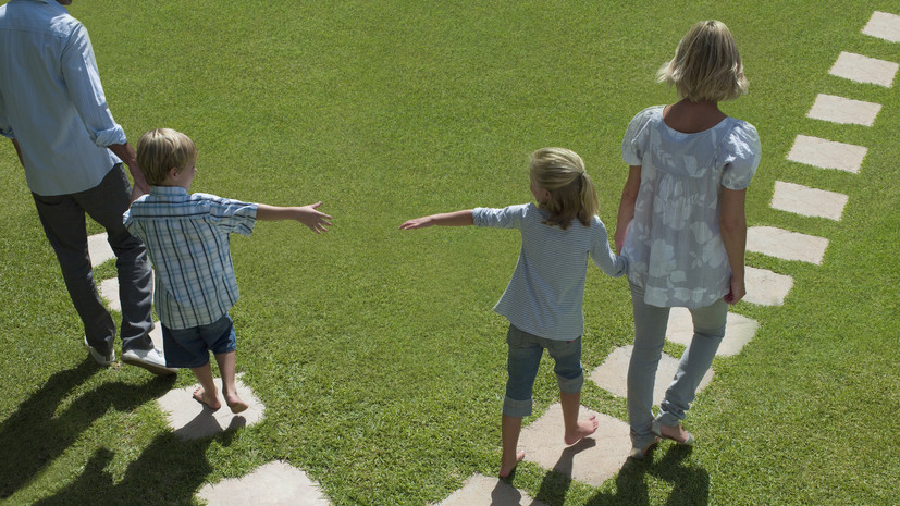 Юрист Назаров: по законодательству мужчина и женщина равны в своих правах на ребёнка