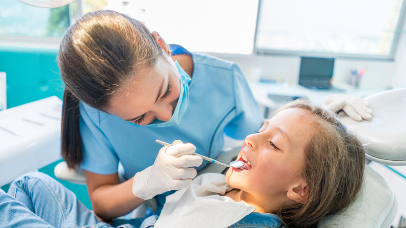 Стоматолог Григорян предупредила, что пустышки могут развить неправильный прикус у детей