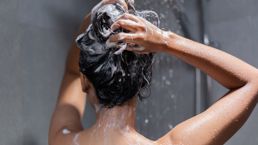 Дерматолог Егорова посоветовала правильно использовать шампунь и бальзам при мытье волос