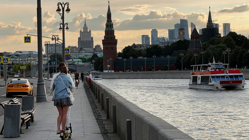 ГИБДД Москвы напомнила о запрете ездить вдвоём на электросамокатах