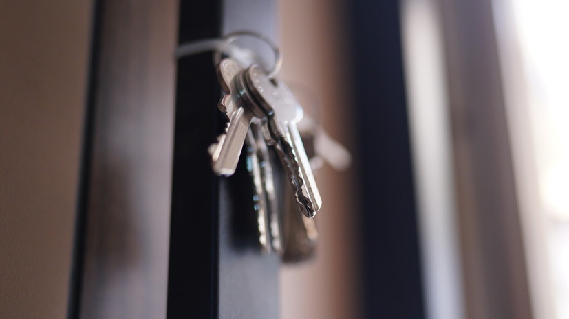 В Свердловской области приобрели квартиру потерявшим родителей при пожаре сёстрам