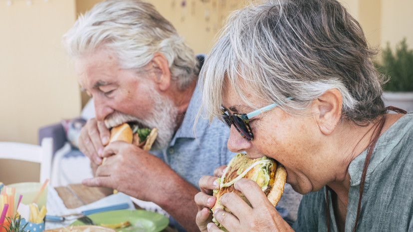 Диетолог Арзамасцев назвал фастфуд самой вредной пищей для пожилых