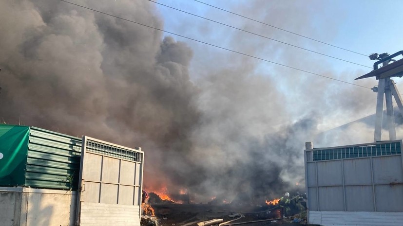 В Ростовской области полностью потушили пожар на складе с макулатурой