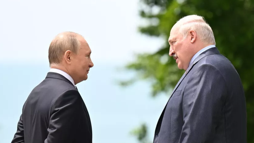 Путин и Лукашенко поговорили с людьми, собравшимися на площади у собора в Кронштадте