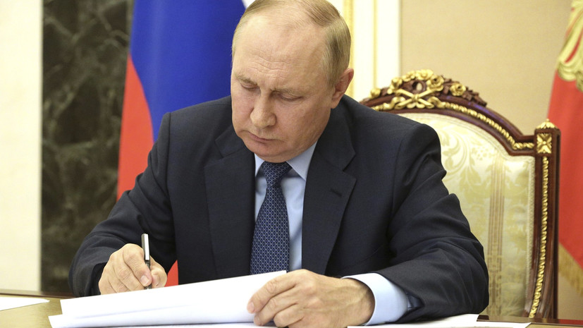 Путин подписал закон о кредитных каникулах для россиян