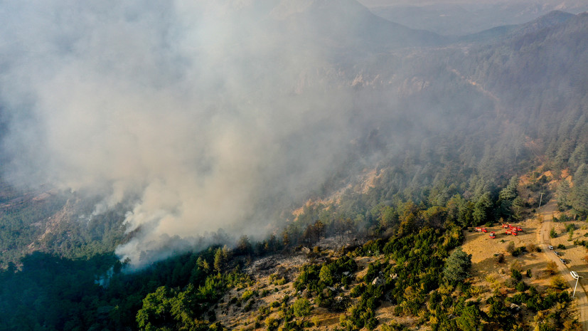 Пожар в районе курортного Кемера в Турции уничтожил уже 120 га леса