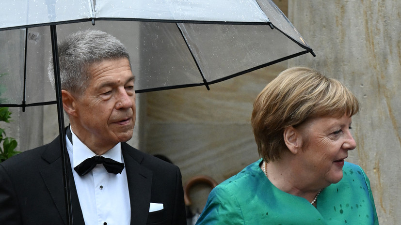 Bild: муж Меркель оставил её мокнуть под дождём на открытии музыкального фестиваля