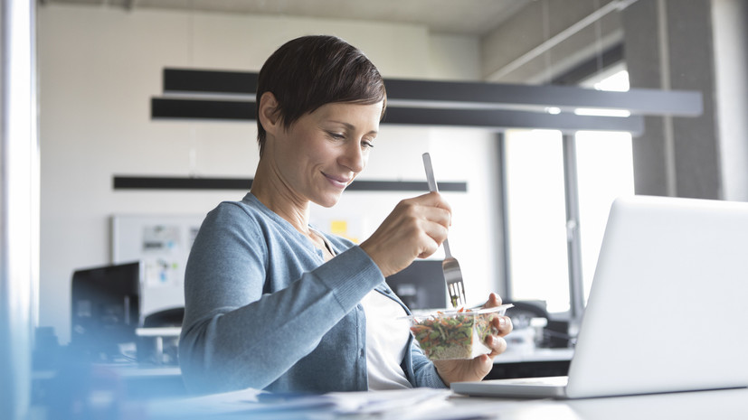 Консультант по этикету Николаева посоветовала сотрудникам офисов не есть на рабочем месте