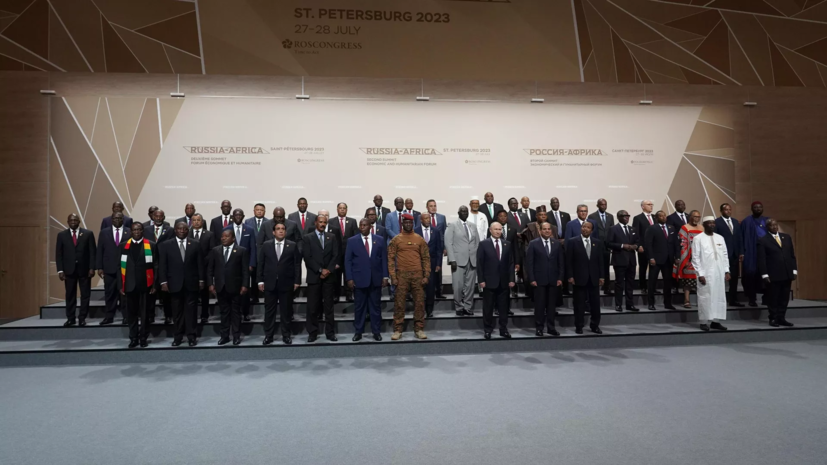 Гости из Нигерии спели российский гимн на саммите Россия — Африка