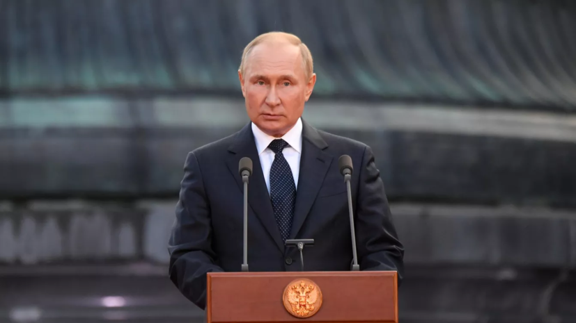 Путин на трибуне парада ко Дню ВМФ пообщался с лидерами стран Африки