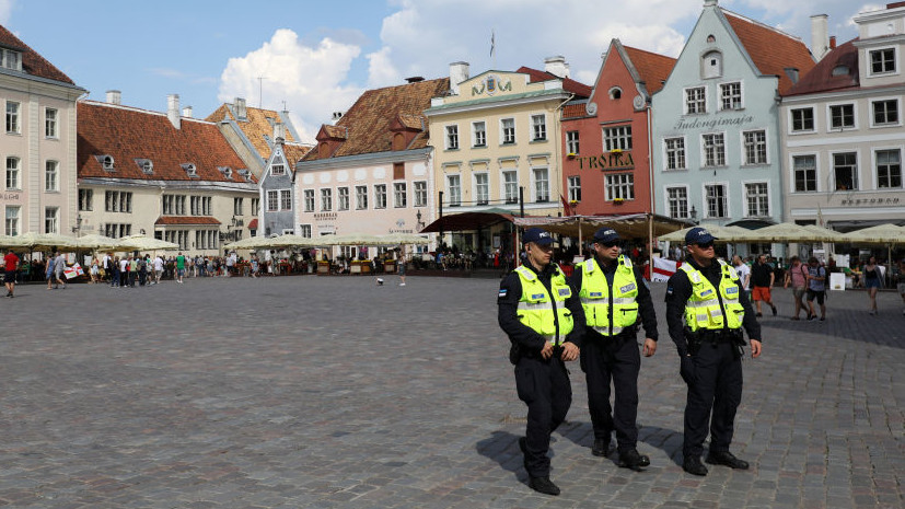 Полиция в Таллине задержала мужчину, забросавшего яйцами посольство России