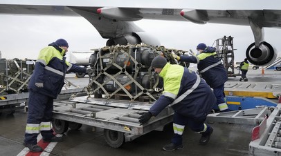 Разгрузка военной помощи США в украинском аэропорту Борисполь