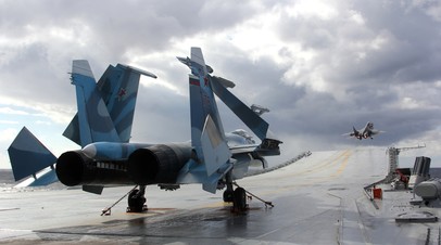 Истребители Су-33 и МиГ-29К на палубе крейсера «Адмирал Кузнецов»