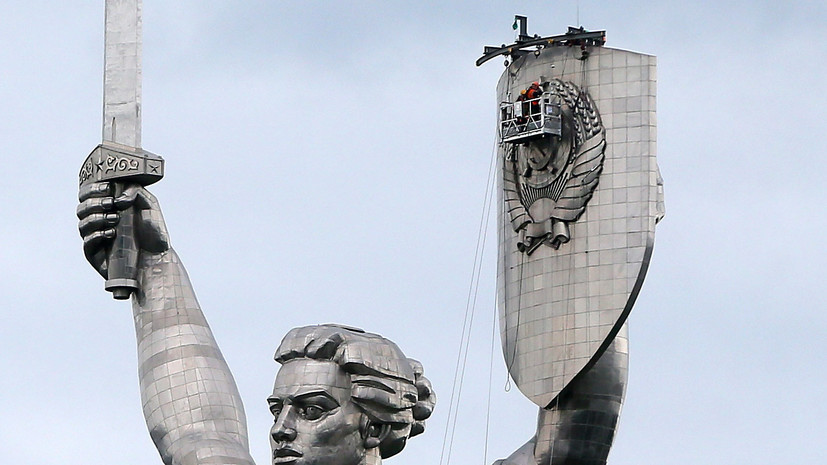 Историк Кнутов назвал неадекватным демонтаж герба СССР с монумента «Родина-мать» в Киеве