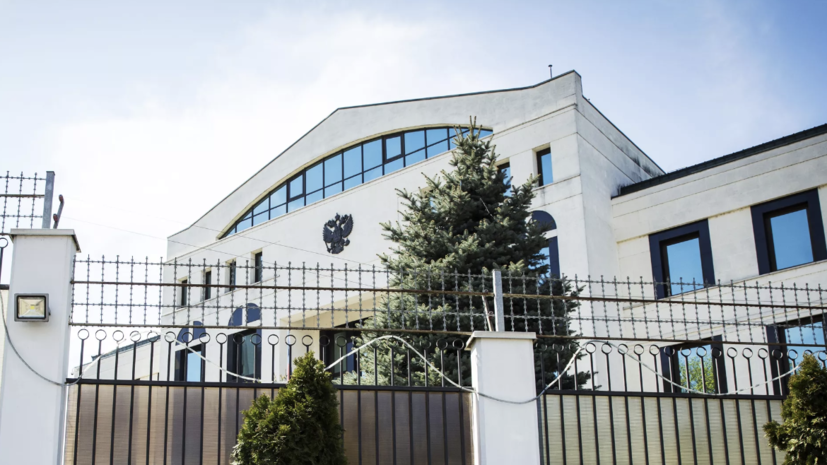 В Кишинёве автомобиль врезался в ворота посольства России
