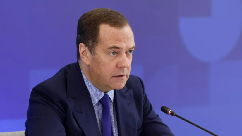 Медведев провёл совещание по вопросам доукомплектования вооружённых сил