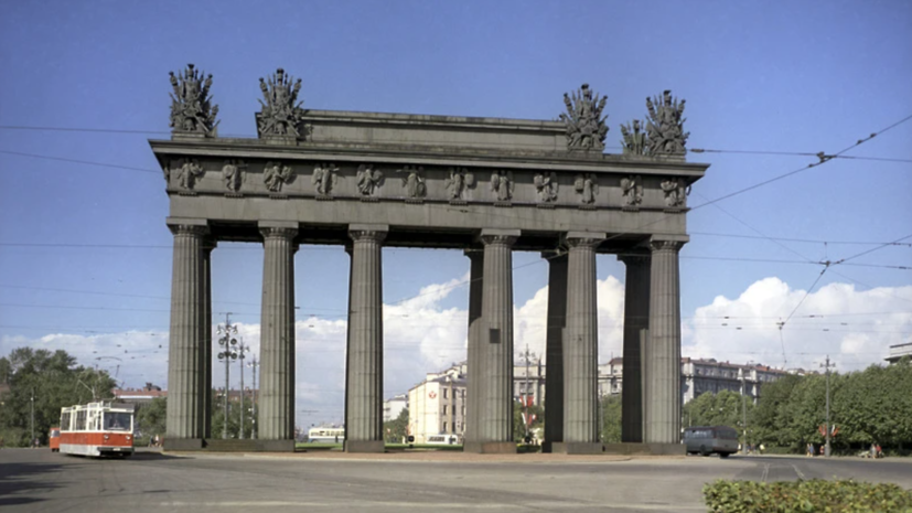 В Петербурге началась реставрация крылатых гениев с Московских триумфальных ворот