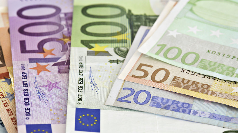 Курс евро на Мосбирже поднялся выше 104 рублей