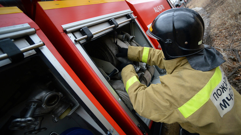 В подмосковной Яхроме загорелся склад с резиной
