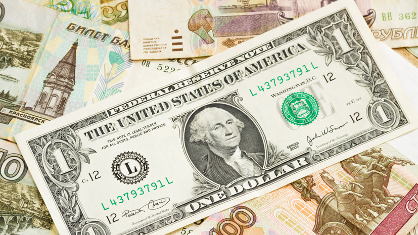 Курс доллара на Мосбирже вырос до 96 рублей впервые с марта 2022 года