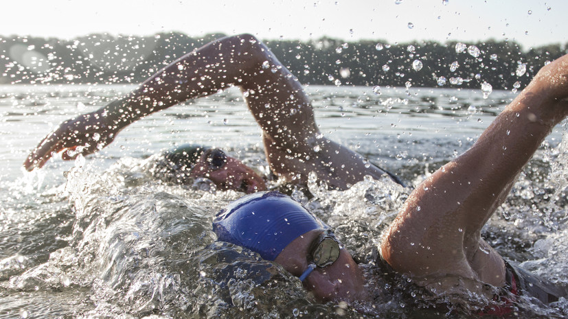 Более 50 триатлонистов заболели после соревнований по морскому плаванию в Сандерленде